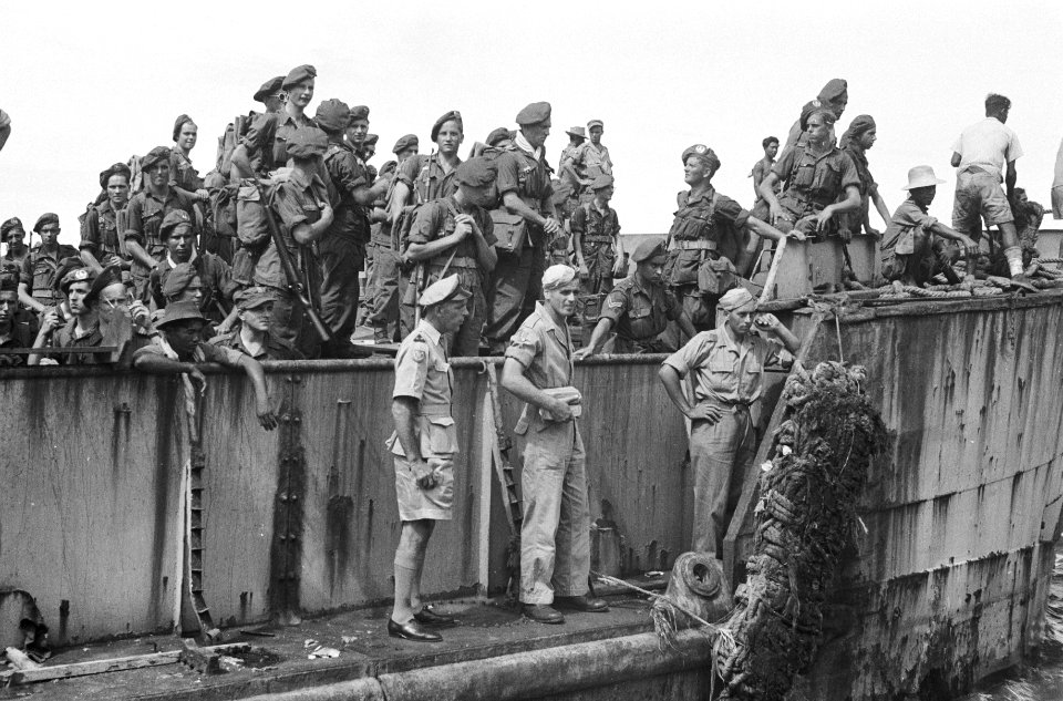 Landingsvaartuig is aangemeerd. Soldaten wachten om te embarkeren, Bestanddeelnr 1616-5-3