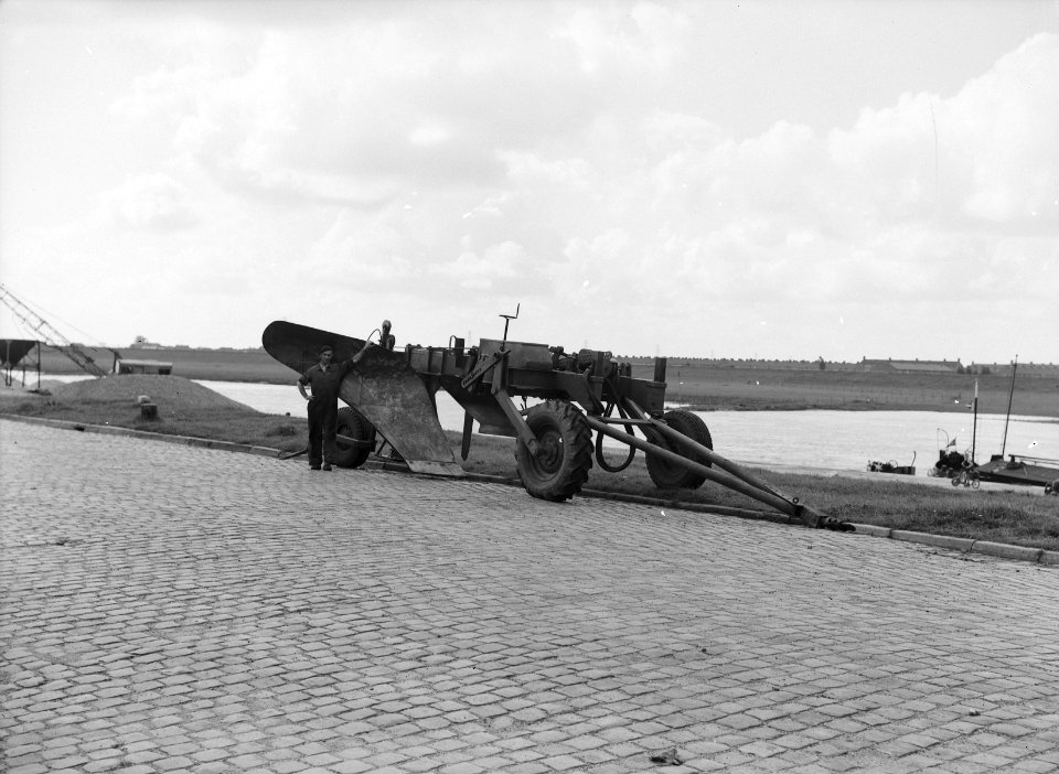 Landbouwmachines en werktuigen, werkzaamheden, ploegen, diepploeg 50, Bestanddeelnr 160-1009