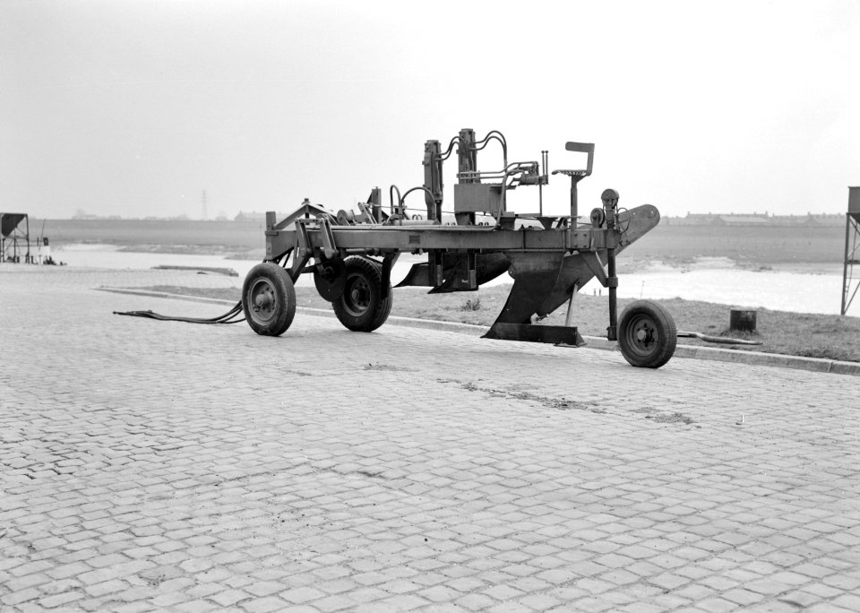 Landbouwmachines en werktuigen, werkzaamheden, ploegen, diepploeg up 60, Bestanddeelnr 160-1016