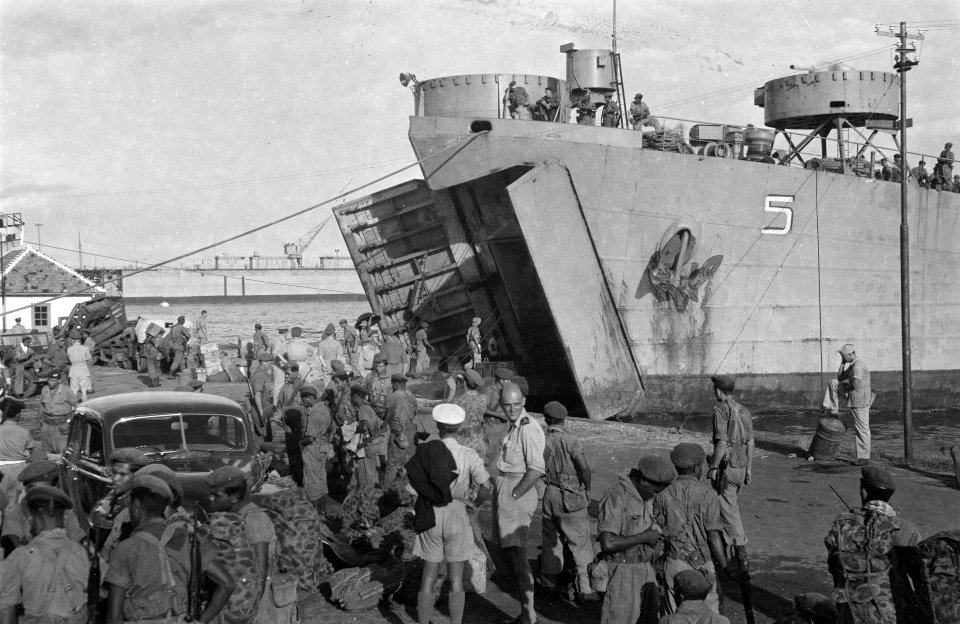 Landingsvaartuig (LCT) aan de kade van de haven van Priok Troepen KST op de ka, Bestanddeelnr 3172