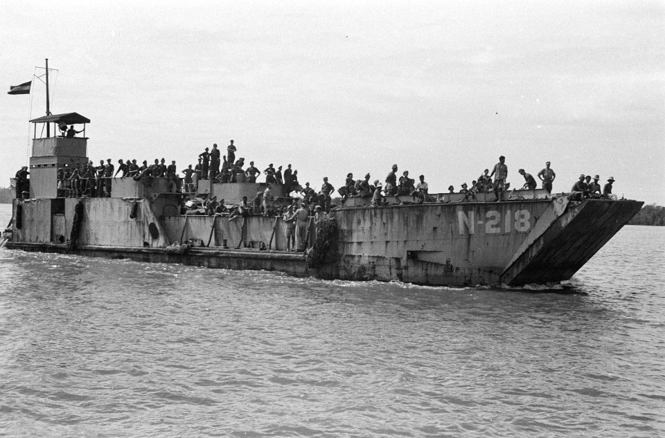 Landingsvaartuig N-218 met militairen aan boord, Bestanddeelnr 1616-5-2