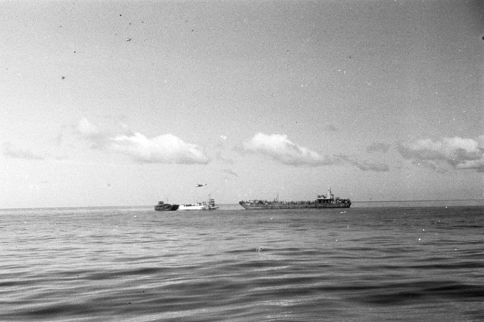 Landingsvaartuigen en vliegtuig op zee, Bestanddeelnr 2383
