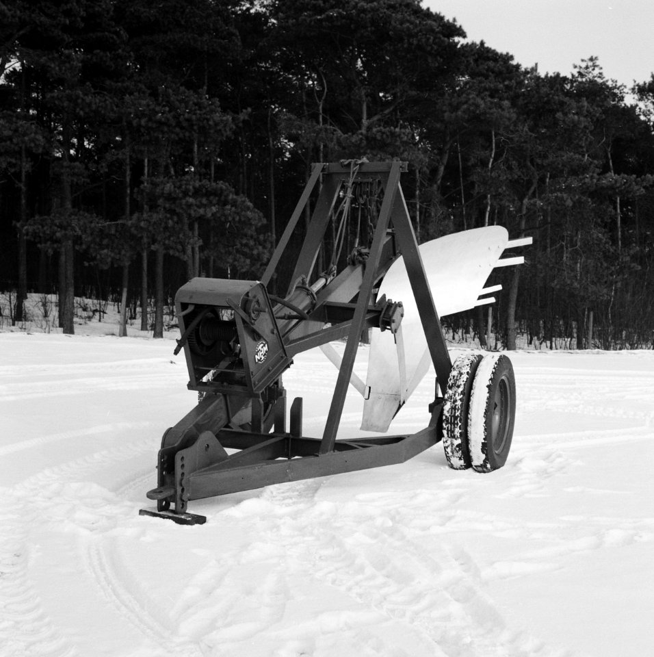 Landbouwmachines en werktuigen, werkzaamheden, ploegen, greppelploeg 95-05, Bestanddeelnr 160-1254