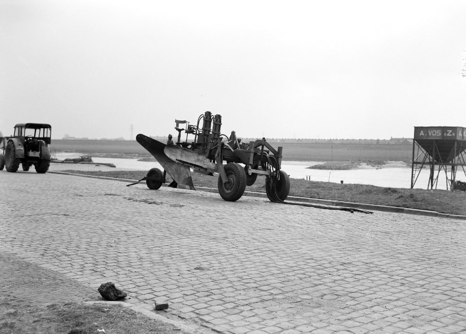 Landbouwmachines en werktuigen, werkzaamheden, ploegen, diepploeg up 60, Bestanddeelnr 160-1017