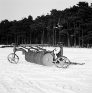 Landbouwmachines en werktuigen, werkzaamheden, ploegen, stoppelschijvenploeg 390, Bestanddeelnr 160-1256