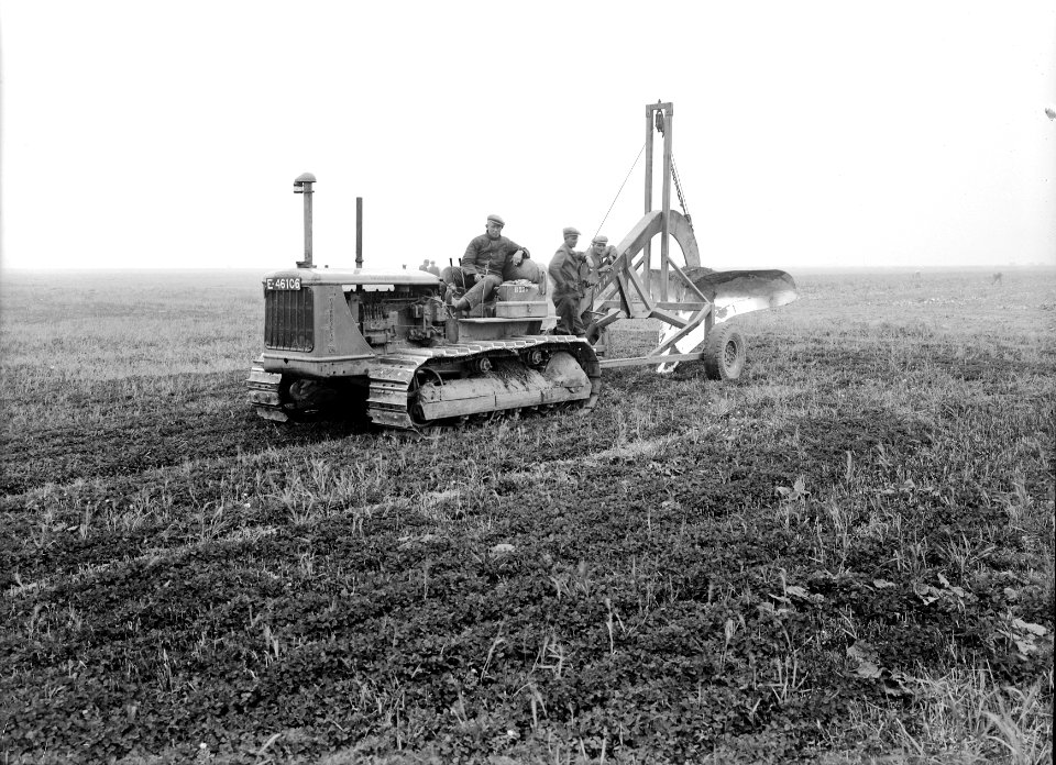 Landbouwmachines en werktuigen, werkzaamheden, graven, greppels, Bestanddeelnr 160-0938