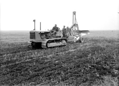 Landbouwmachines en werktuigen, werkzaamheden, graven, greppels, Bestanddeelnr 160-0938