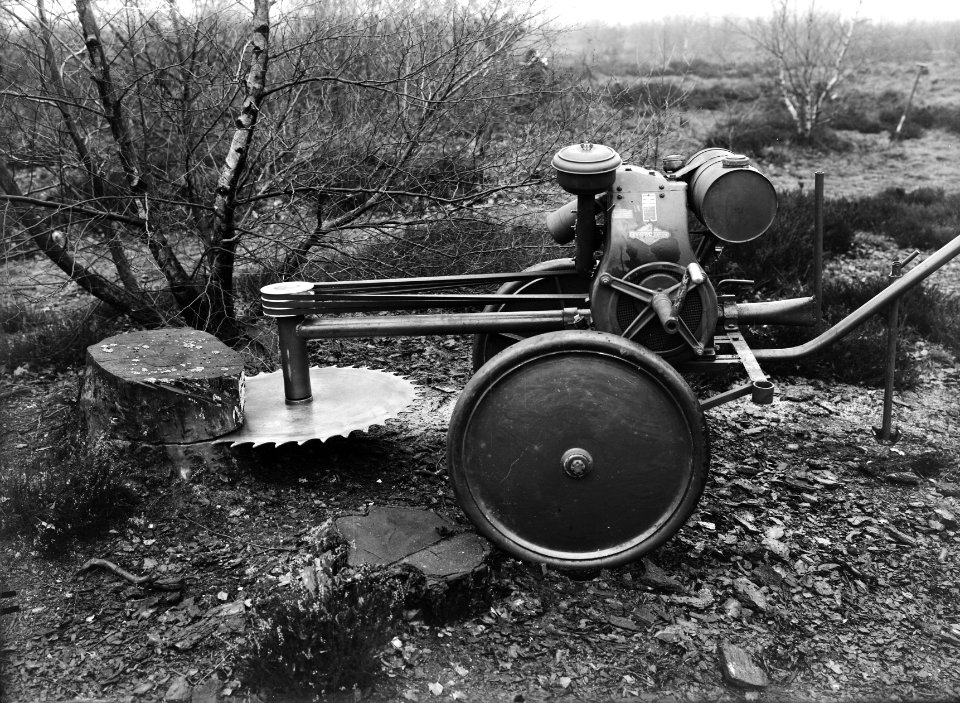 Landbouwmachines en werktuigen, werkzaamheden, motorzagen, cut quick, Bestanddeelnr 160-0951