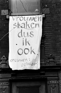 Landelijke vrouwenstakingsdag, spandoek uit een raam in Amsterdam, Bestanddeelnr 931-4042