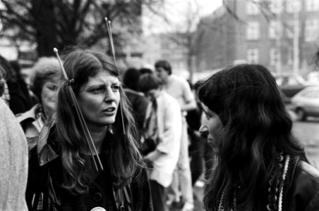 Landelijke vrouwenstakingsdag, in Den Haag werd i.v.m. landelijke vrouwenstakingsdag dem., met breinaalden in haar, Bestanddeelnr 931-4035