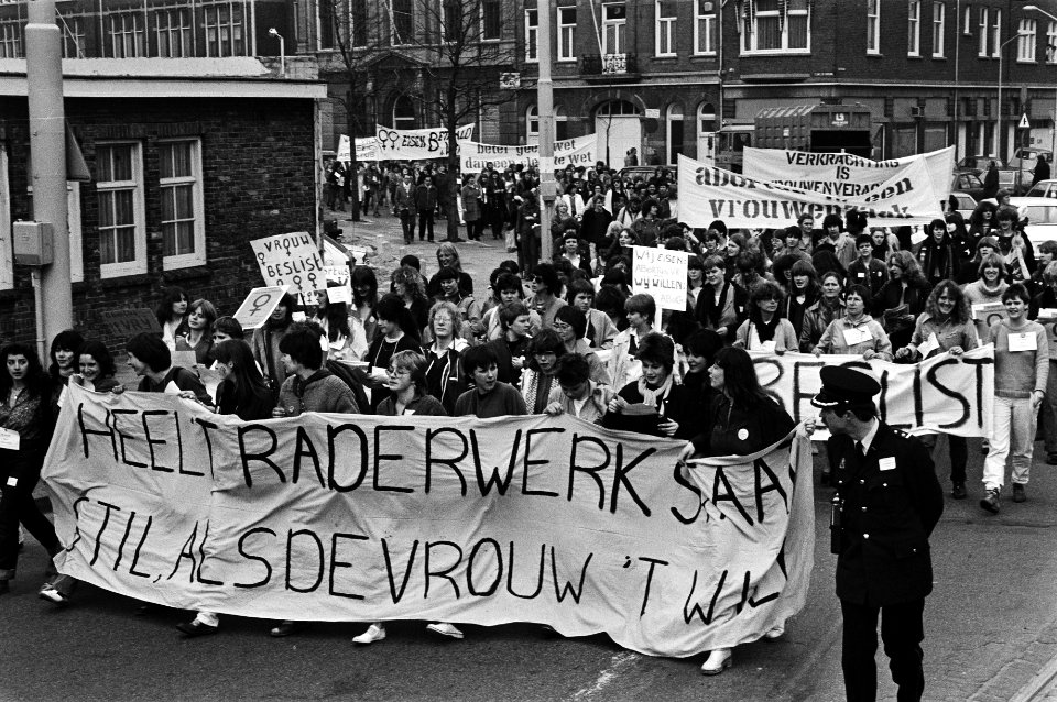 Landelijke vrouwenstakingsdag, in Den Haag werd i.v.m. landelijke vrouwenstakingsdag dem., Bestanddeelnr 931-4034