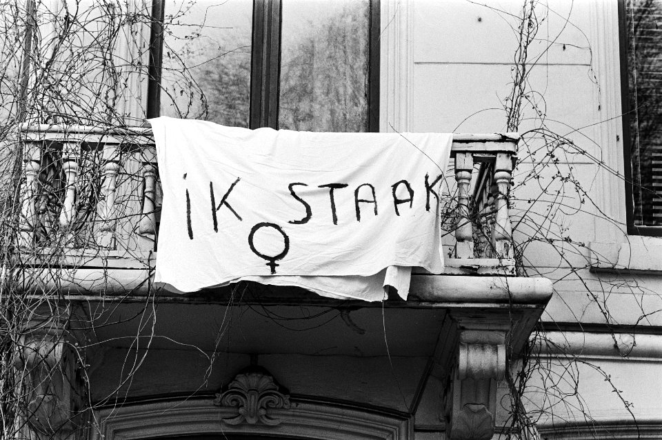 Landelijke vrouwenstakingsdag, spandoek uit een raam in Amsterdam, Bestanddeelnr 931-4043