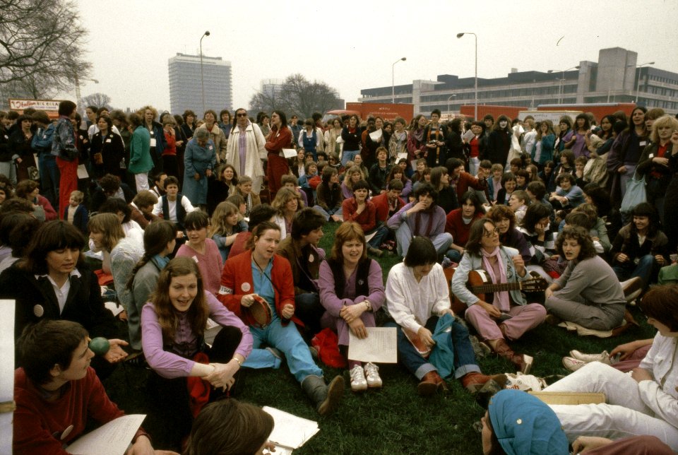 Landelijke vrouwenstakingsdag ( Den Haag ) nr. 13 , 14 groep demonstrerende vr, Bestanddeelnr 253-8494