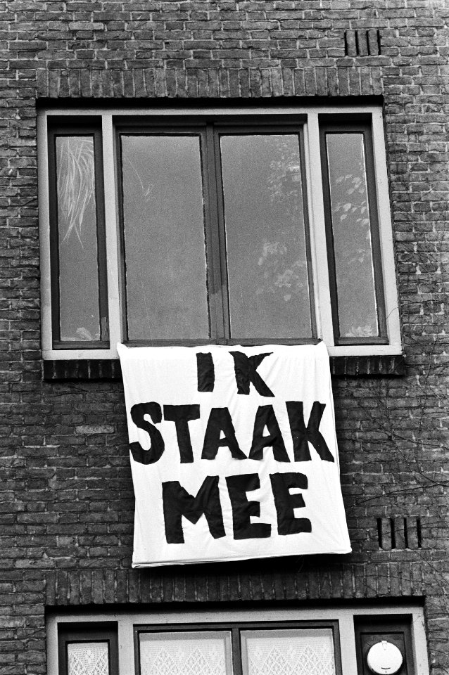 Landelijke vrouwenstakingsdag, spandoek uit raam op de Amsterdamse Amsteldijk, Ik staak mee, Bestanddeelnr 931-4040