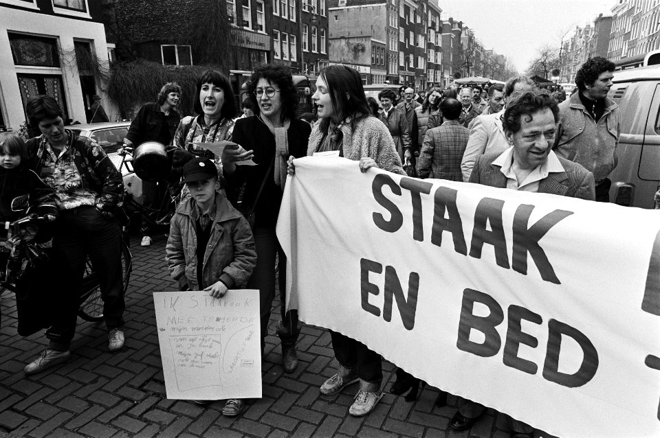 Landelijke vrouwenstakingsdag, op Noordermarkt zongen vrouwen (sommige met potte, Bestanddeelnr 931-4047