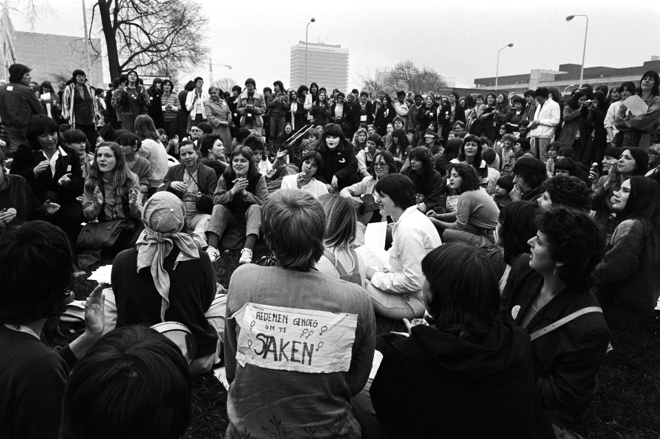 Landelijke vrouwenstakingsdag, in Den Haag werd i.v.m. landelijke vrouwenstakingsdag dem., Bestanddeelnr 931-4037