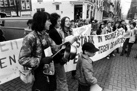 Landelijke vrouwenstakingsdag, op Noordermarkt zongen vrouwen (sommige met potten en pannen) protestlieden, Bestanddeelnr 931-4046 photo