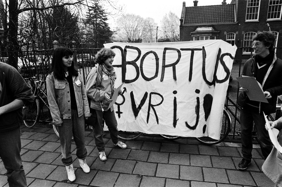Landelijke vrouwenstakingsdag, op Amsterdamse Mauritskade dem. scholieren en vroegen meningen voorbijgangers, Bestanddeelnr 931-4045
