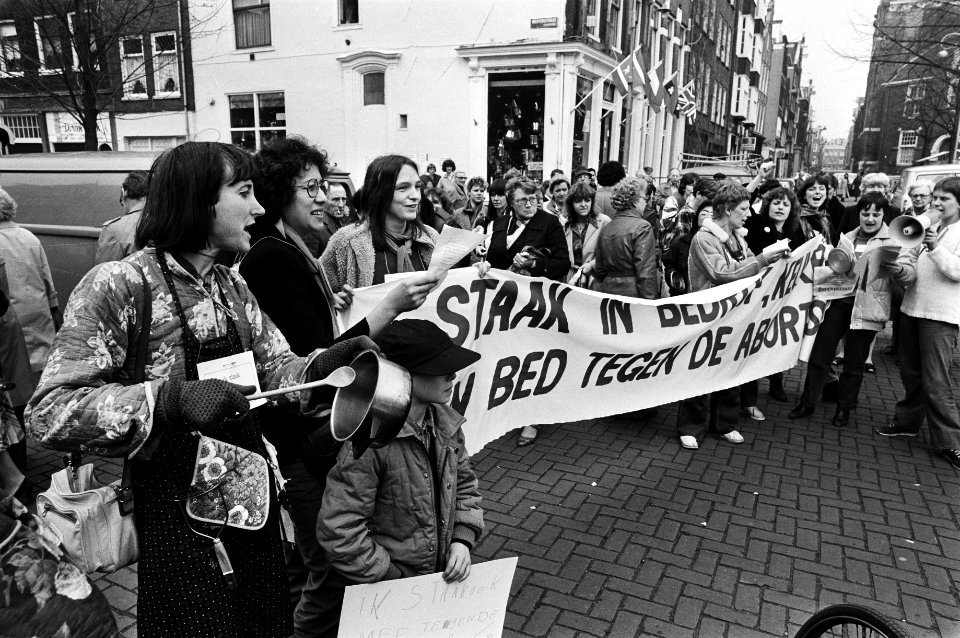 Landelijke vrouwenstakingsdag, op Noordermarkt zongen vrouwen (sommige met potte, Bestanddeelnr 931-4046
