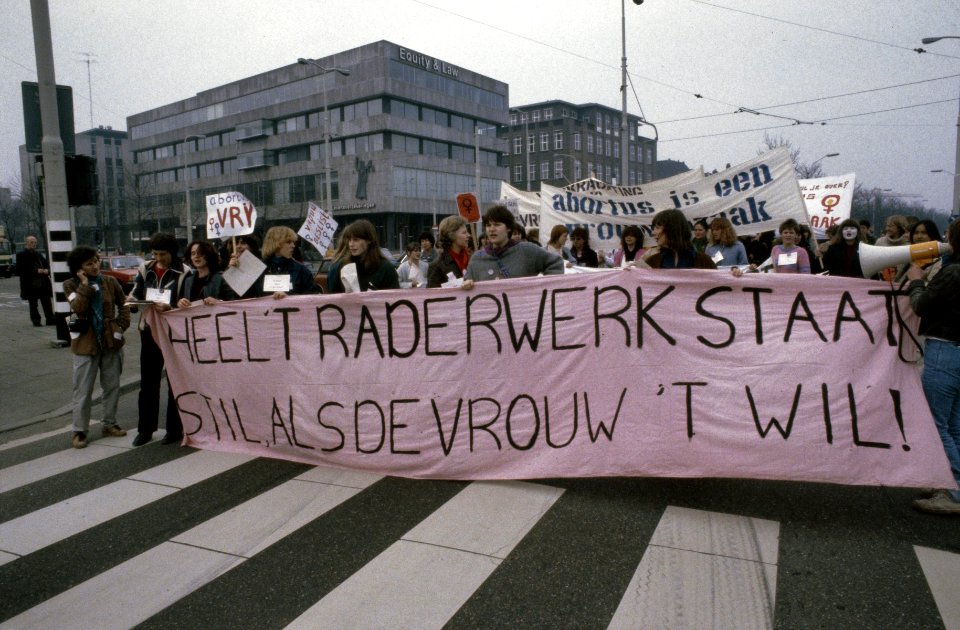 Landelijke vrouwenstakingsdag ( Den Haag ) demonstratie met borden en spandoeke, Bestanddeelnr 253-8497