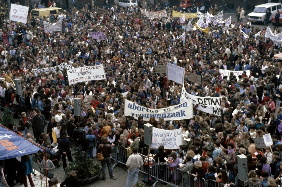 Landelijke vrouwenstakingsdag ( Den Haag ) overzicht van de demonstratie op het, Bestanddeelnr 253-8500