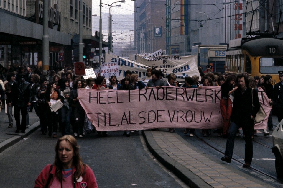 Landelijke vrouwenstakingsdag ( Den Haag ) demonstratie met borden en spandoeke, Bestanddeelnr 253-8498