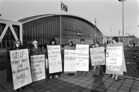 Landbouwtentoonstelling in Amsterdamse RAI demonstratie tegen bio-industrie, Bestanddeelnr 928-3686