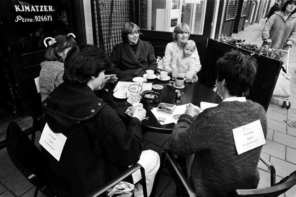 Landelijke vrouwenstakingsdag, stakende vrouwen op een Amsterdams terras met stakingsbordjes op de rug, Bestanddeelnr 931-4044