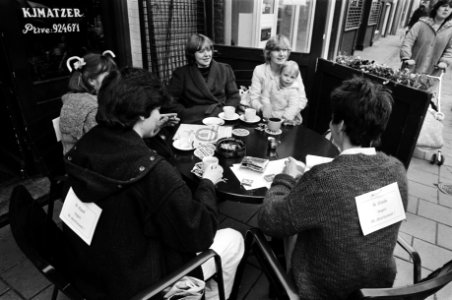 Landelijke vrouwenstakingsdag, stakende vrouwen op een Amsterdams terras met stakingsbordjes op de rug, Bestanddeelnr 931-4044
