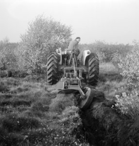 Landbouwmachines, werktuigen, bossen, struiken, ploegen, arbeiders, Tractors, Bestanddeelnr 253-4930