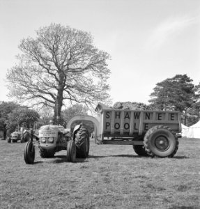 Landbouwmachines, werktuigen, karren, tenten, Shawnee Poole, Tractors, Bestanddeelnr 251-9936