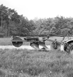 Landbouwmachines, werktuigen, bossen, grasvelden, Ploegen, Tractors, Bestanddeelnr 253-4817