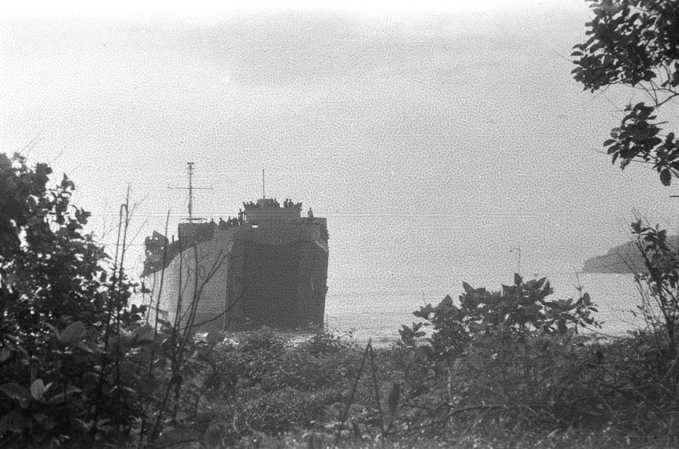 Landingsvaartuig LST 627 Pelikaan ligt aangemeerd aan het strand De luiken …, Bestanddeelnr 408-5-1