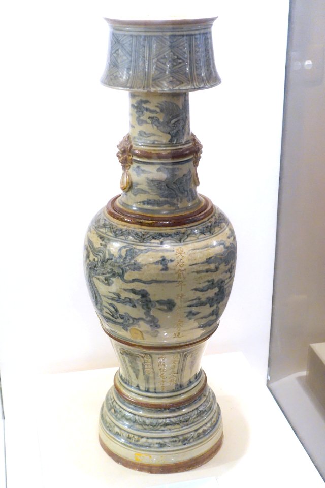 Lampstand, cobalt blue pattern ceramic - Mac dynasty, 16th century AD - Vietnam National Museum of Fine Arts - Hanoi, Vietnam - DSC05357