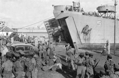 Landingsvaartuig (LCT) aan de kade van de haven van Priok. Troepen KST op de ka, Bestanddeelnr 3173