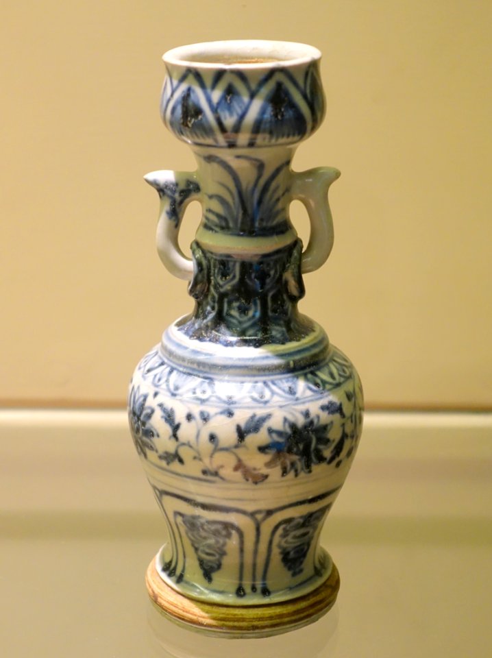Lamp stand, Chu Dau kiln, Hai Duong province, Early Le dynasty, 15th century AD, blue and white glazed ceramic - National Museum of Vietnamese History - Hanoi, Vietnam - DSC05690