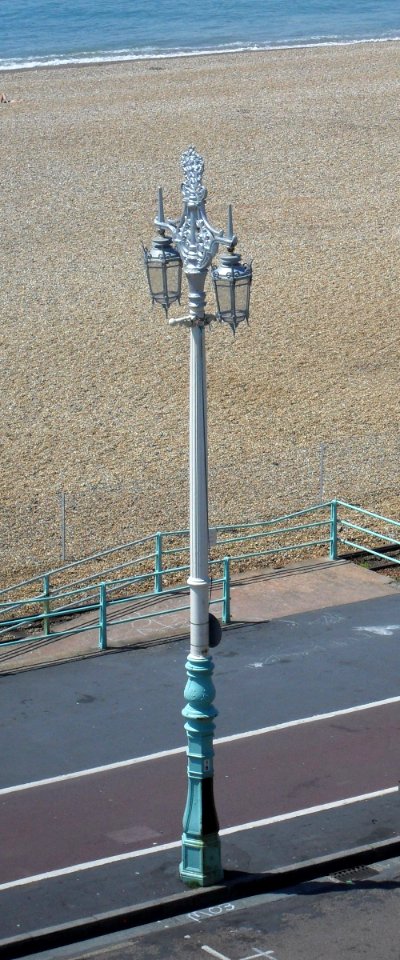 Lamp-post on Kings Cliff, Brighton (IoE Code 482123)