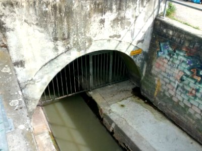 Landgraben, Karlsruhe. kurzer offener Abschnitt an der Kreuzung mit der Güterstrecke nach Hagsfeld (2)