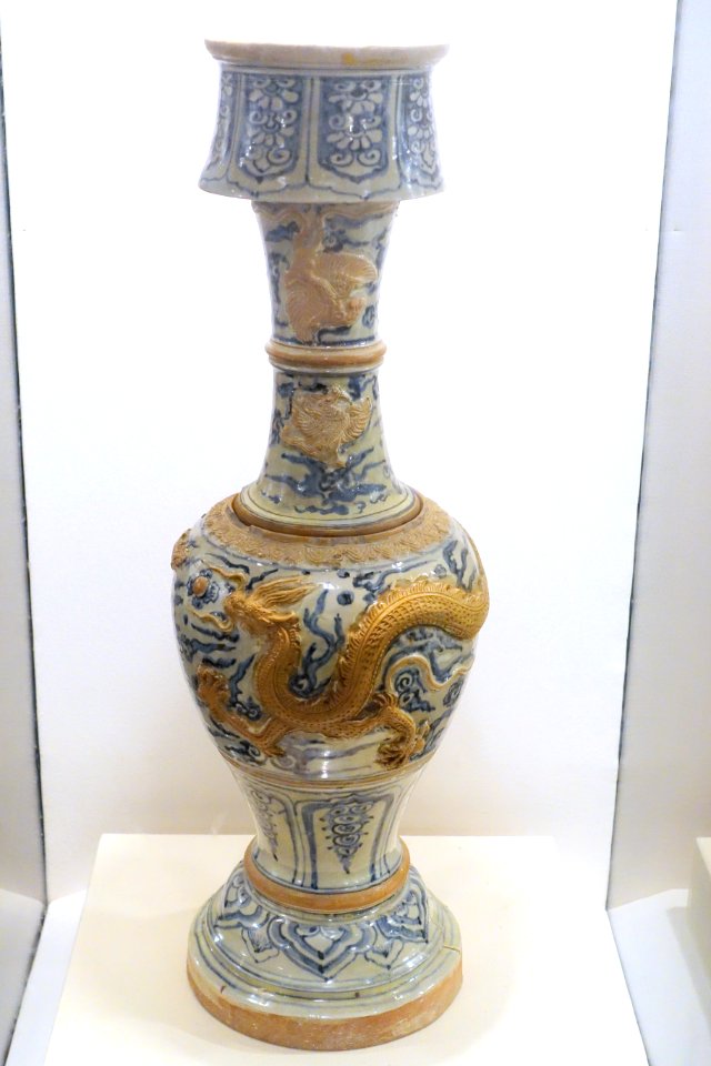 Lampstand, cobalt blue pattern ceramic - Mac dynasty, 16th century AD - Vietnam National Museum of Fine Arts - Hanoi, Vietnam - DSC05360
