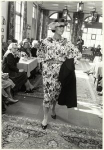 Landgoed Beeckestijn in het koetshuis wordt een modeshow gehouden. NL-HlmNHA 54023351
