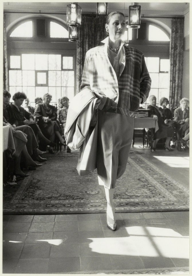 Landgoed Beeckestijn in het koetshuis wordt een modeshow gehouden. NL-HlmNHA 54023352