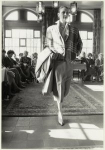 Landgoed Beeckestijn in het koetshuis wordt een modeshow gehouden. NL-HlmNHA 54023352