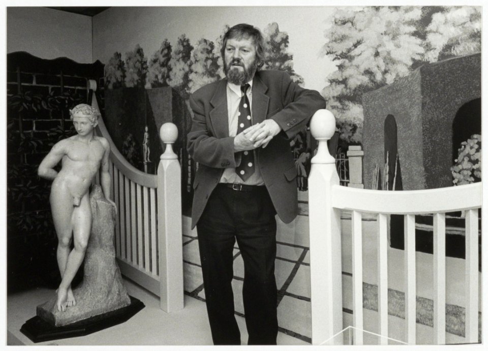 Landgoed Beeckestijn de directeur en gemeente archivaris Siebe Rolle tijdens de tentoonstelling Zegepralend Kennemerland. NL-HlmNHA 54034051