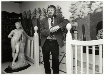 Landgoed Beeckestijn de directeur en gemeente archivaris Siebe Rolle tijdens de tentoonstelling Zegepralend Kennemerland. NL-HlmNHA 54034051