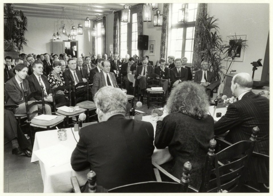 Landgoed Beeckestijn in het koetshuis zijn ondernemers in gesprek met lijsttrekkers in verband met de Statenverkiezingen 1991. NL-HlmNHA 54031809