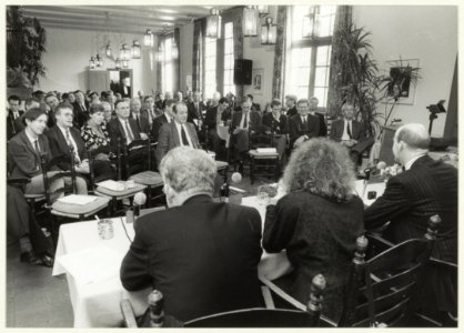 Landgoed Beeckestijn in het koetshuis zijn ondernemers in gesprek met lijsttrekkers in verband met de Statenverkiezingen 1991. NL-HlmNHA 54031809