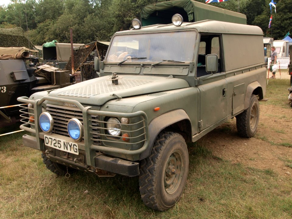 Land Rover Defender, licence registration 'D725 NYG'
