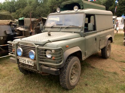 Land Rover Defender, licence registration 'D725 NYG' photo