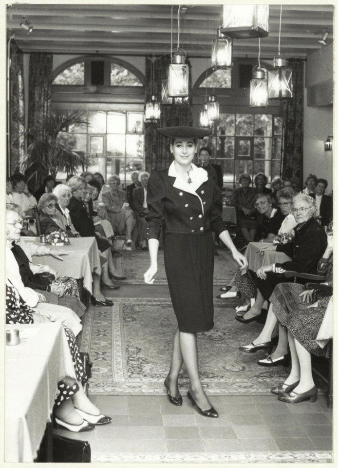 Landgoed Beeckestijn in het koetshuis wordt een modeshow gehouden. NL-HlmNHA 54023556