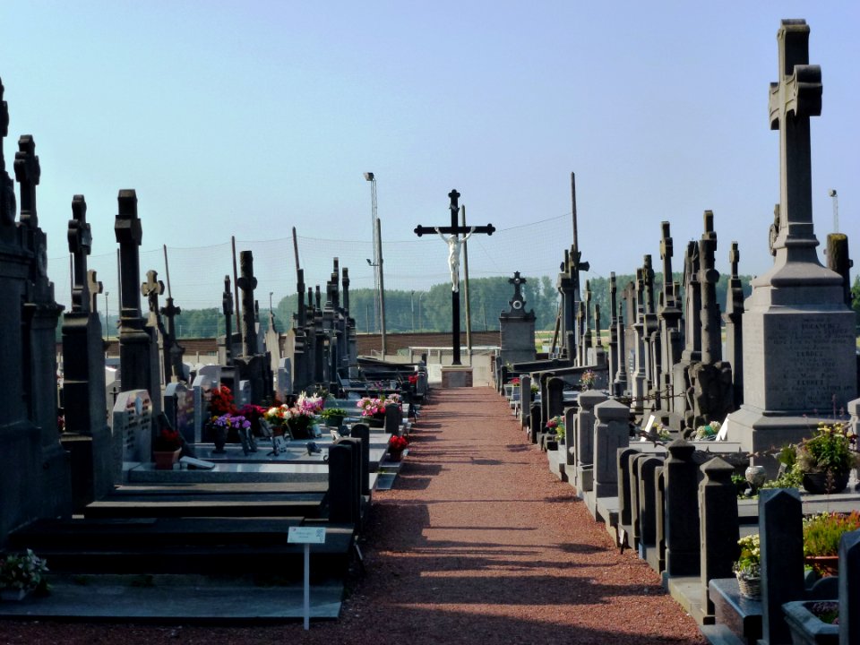 Landas (Nord, Fr) cimetière avec sa croix